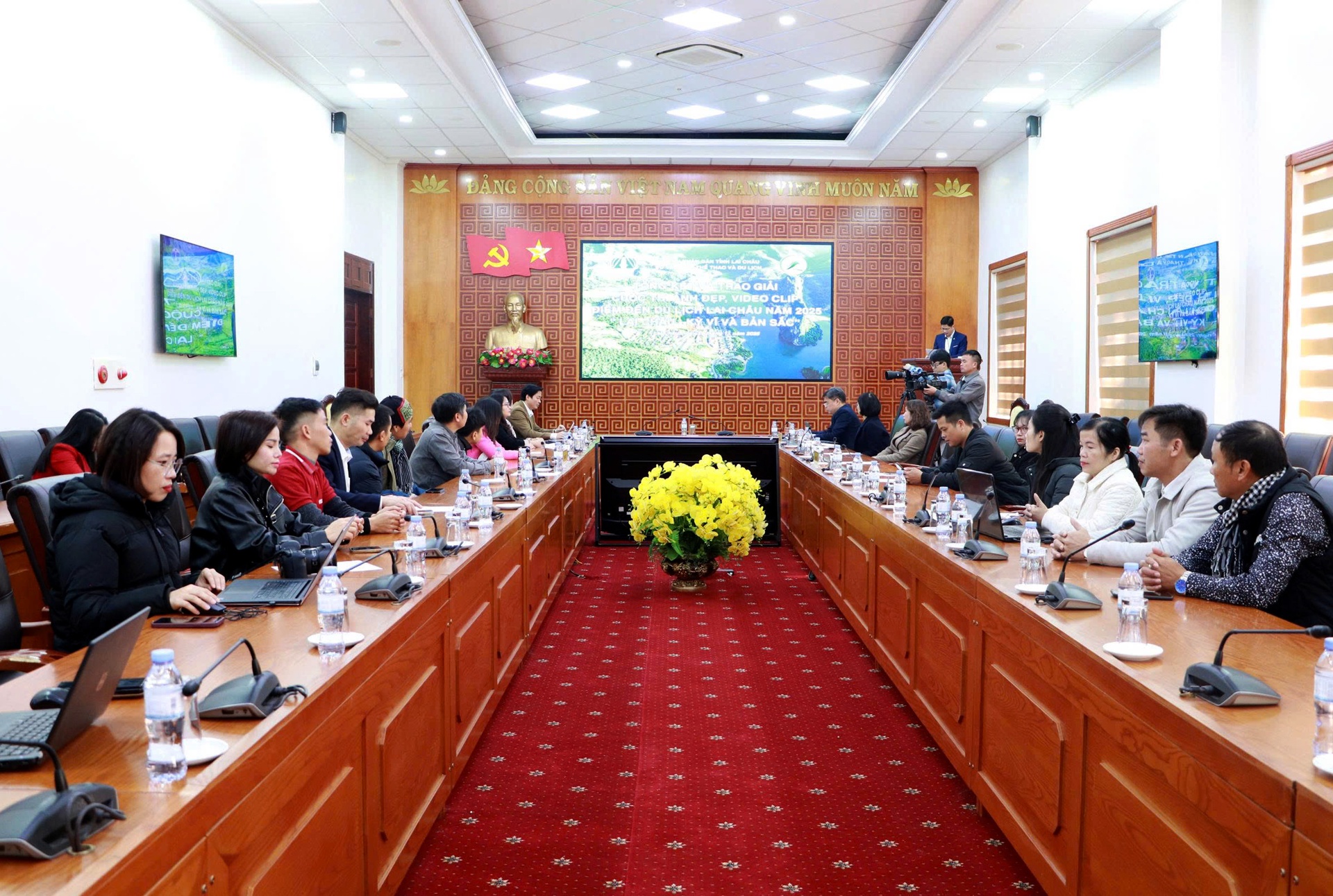 Quang cảnh buổi tổng kết và trao giải Cuộc thi ảnh đẹp, video clip điểm đến du lịch Lai Châu năm 2025 với chủ đề “Lai Châu - Kỳ vĩ và bản sắc”. Quang cảnh buổi tổng kết và trao giải Cuộc thi ảnh đẹp, video clip điểm đến du lịch Lai Châu năm 2025 với chủ đề “Lai Châu - Kỳ vĩ và bản sắc”.