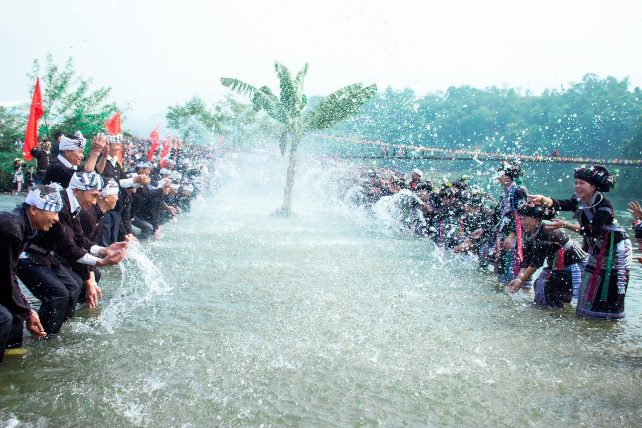 Nghi thức té nước cầu may trong lễ hội Bun Vốc Nặm của dân tộc Lào. Nghi thức té nước cầu may trong lễ hội Bun Vốc Nặm của dân tộc Lào.