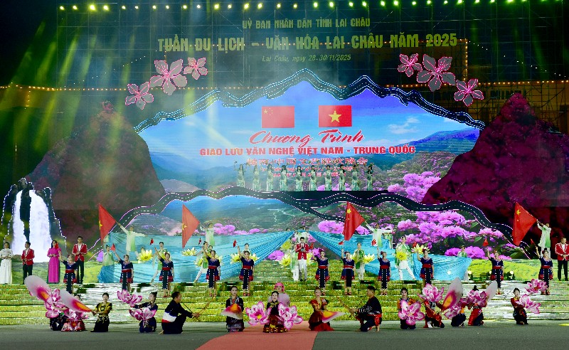 Giao lưu văn nghệ Việt Nam - Trung Quốc 