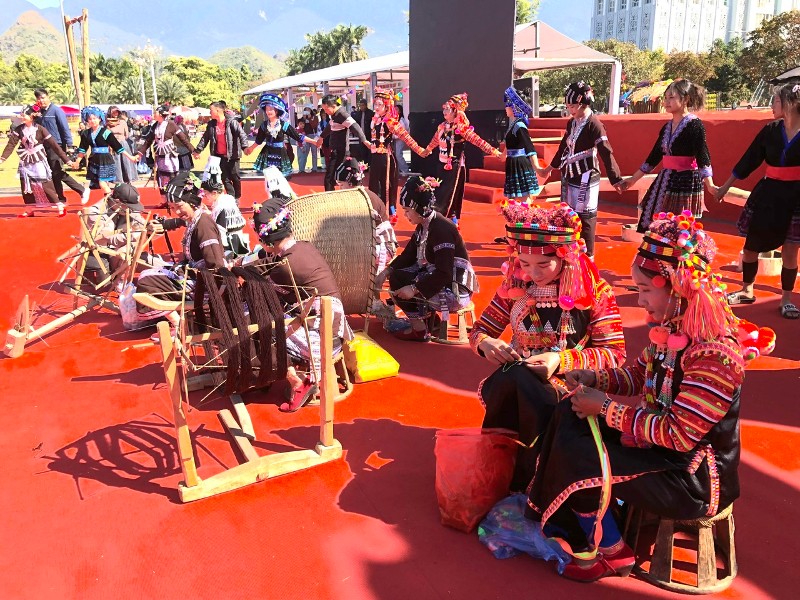 Sắc màu thổ cẩm qua bàn tay phụ nữ miền sơn cước Lai Châu