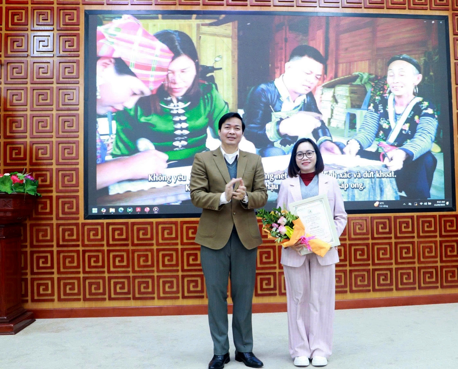 Đồng chí Nguyễn Đình Toán - Phó trưởng Ban Tuyên giáo và Dân vận Tỉnh ủy trao giải nhì cho tác giả ở hạng mục video. Đồng chí Nguyễn Đình Toán - Phó trưởng Ban Tuyên giáo và Dân vận Tỉnh ủy trao giải nhì cho tác giả ở hạng mục video.