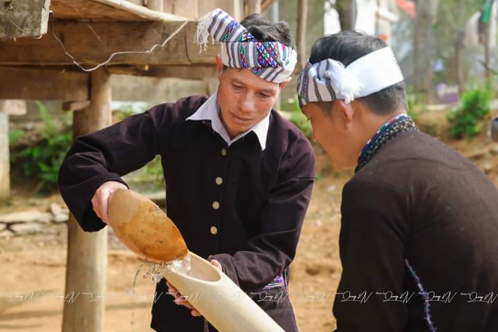 Nghi lễ xin nước mưa của các gia đình trong lễ hội Bun Vốc Nặm của dân tộc Lào. Nghi lễ xin nước mưa của các gia đình trong lễ hội Bun Vốc Nặm của dân tộc Lào.