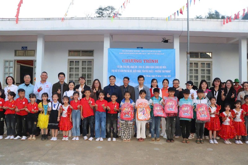 "Áo ấm trao mẹ, trao em - chia sẻ, đồng hành cùng hội viên phụ nữ"