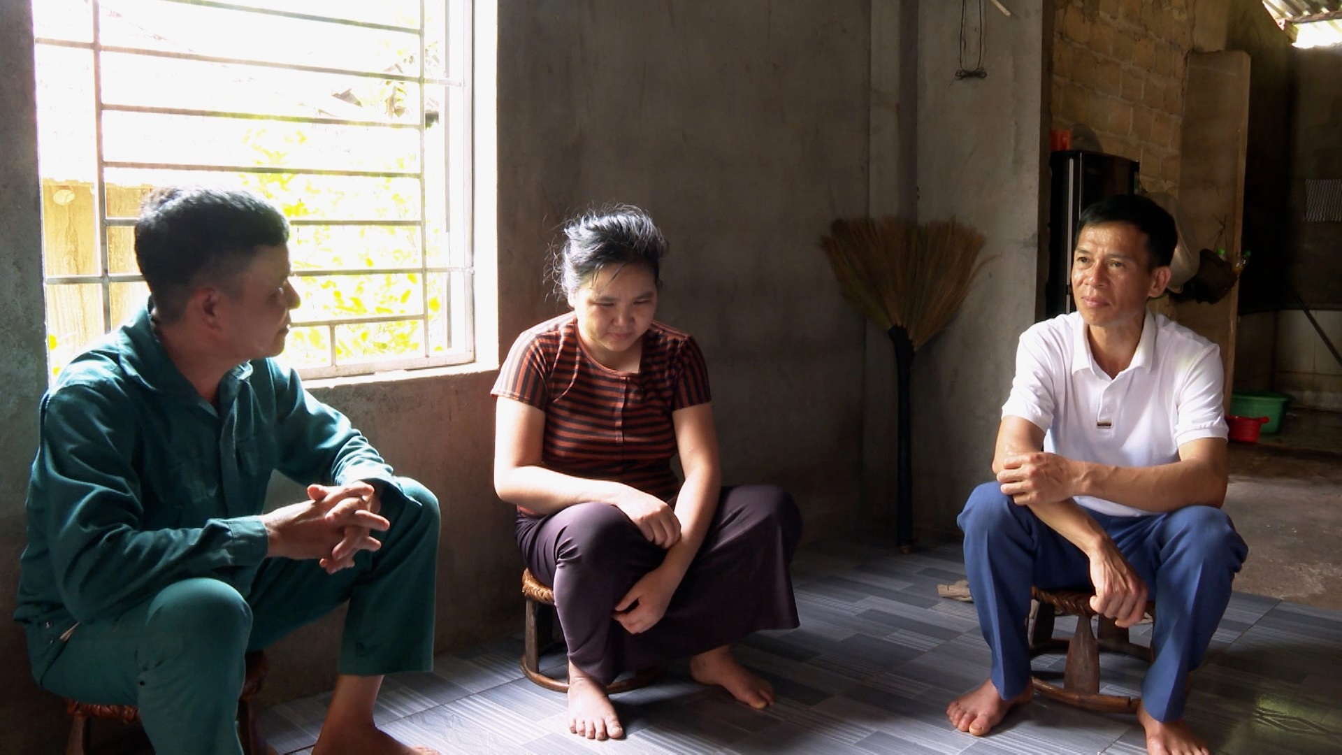 Nhờ sự động viên của cấp ủy, chính quyền địa phương nên chị Đơng vượt qua mặc cảm, tự tin hơn trong cuộc sống. Nhờ sự động viên của cấp ủy, chính quyền địa phương nên chị Đơng vượt qua mặc cảm, tự tin hơn trong cuộc sống.