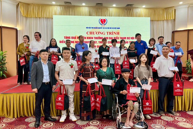 Quan tâm, chăm sóc người khuyết tật