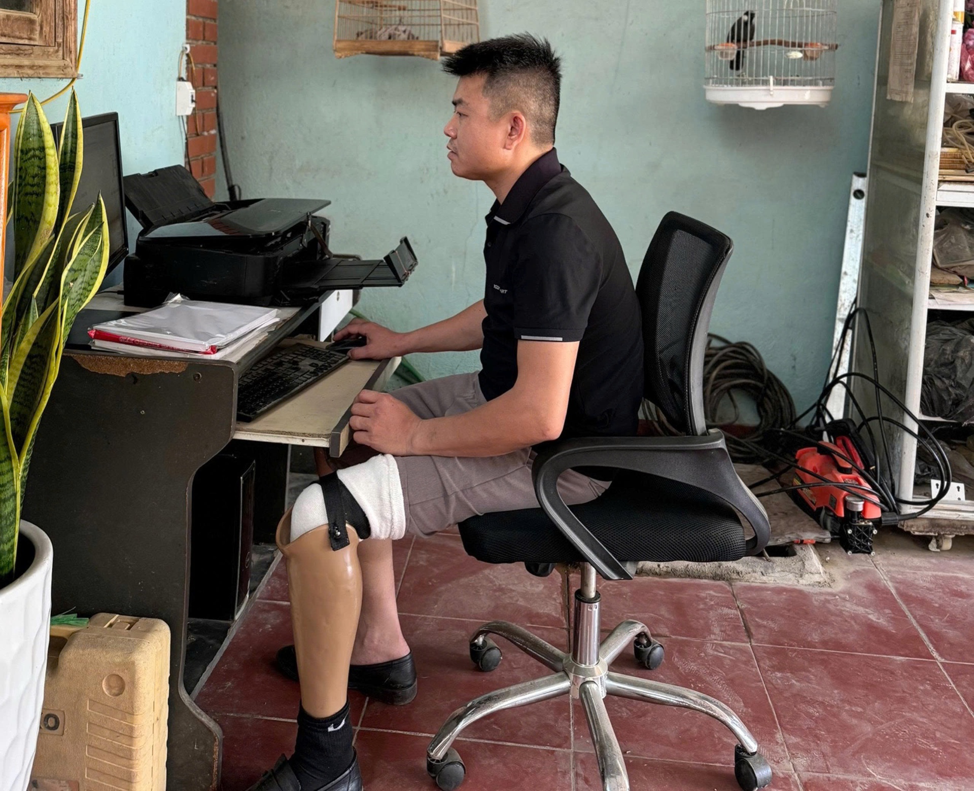 Dù bị khiếm khuyết cơ thể, nhưng anh Tao Khởi Nghiệp luôn nỗ lực hết mình trong công việc. Dù bị khiếm khuyết cơ thể, nhưng anh Tao Khởi Nghiệp luôn nỗ lực hết mình trong công việc.