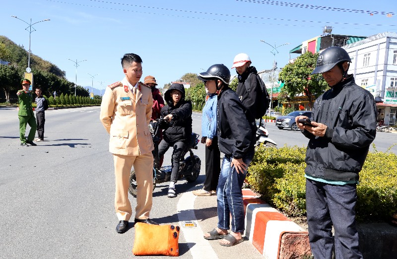 Va chạm giao thông tại phường Đoàn Kết, 1 học sinh lớp 9 phải nhập viện