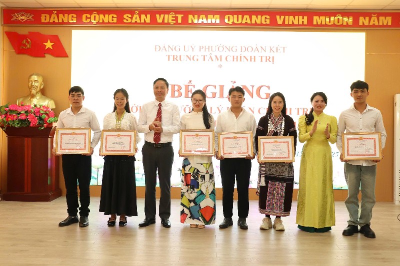 Bế giảng lớp Bồi dưỡng lý luận chính trị dành cho đảng viên mới khóa I, năm 2025