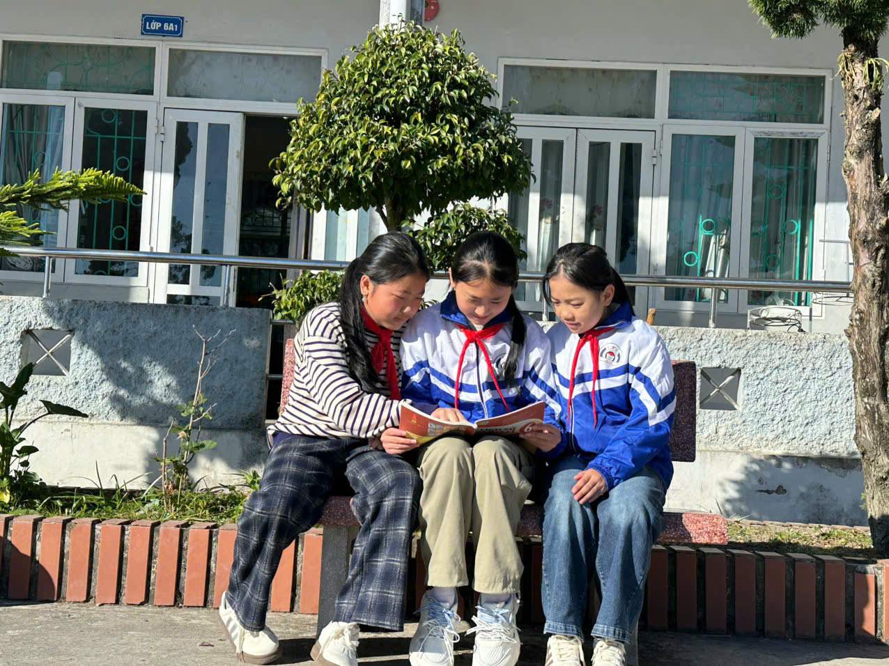 Học sinh Trường THCS Sìn Hồ trao đổi bài học trong giờ ra chơi. Học sinh Trường THCS Sìn Hồ trao đổi bài học trong giờ ra chơi.