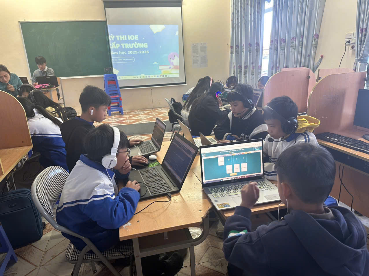 Học sinh trên địa bàn xã Sìn Hồ được trang bị đầy đủ máy tính có mạng internet. Học sinh trên địa bàn xã Sìn Hồ được trang bị đầy đủ máy tính có mạng internet.