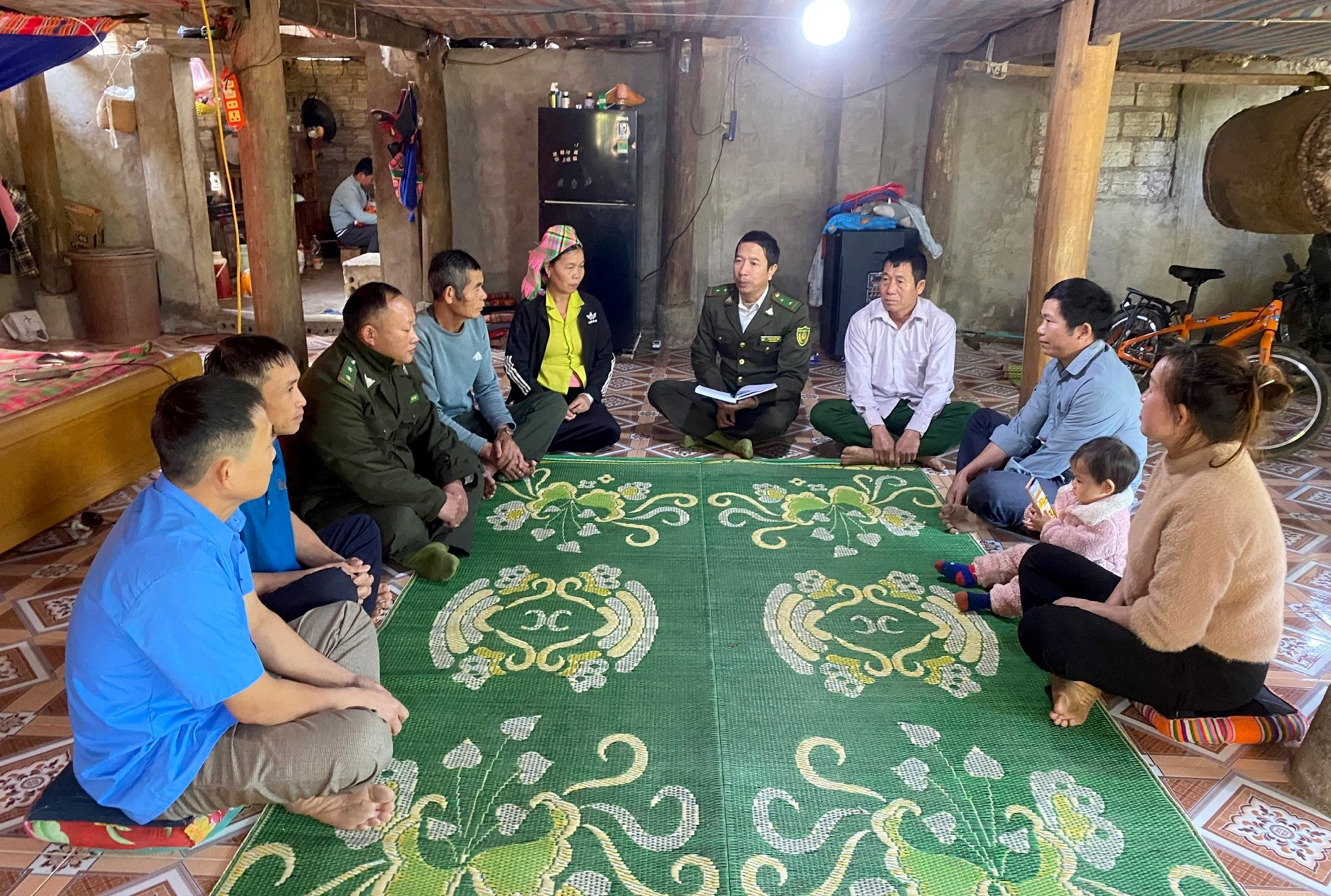 Cán bộ Hạt Kiểm lâm địa bàn xã Mường Kim tuyên truyền người dân tích cực tham gia bảo vệ rừng và PCCCR. Cán bộ Hạt Kiểm lâm địa bàn xã Mường Kim tuyên truyền người dân tích cực tham gia bảo vệ rừng và PCCCR.