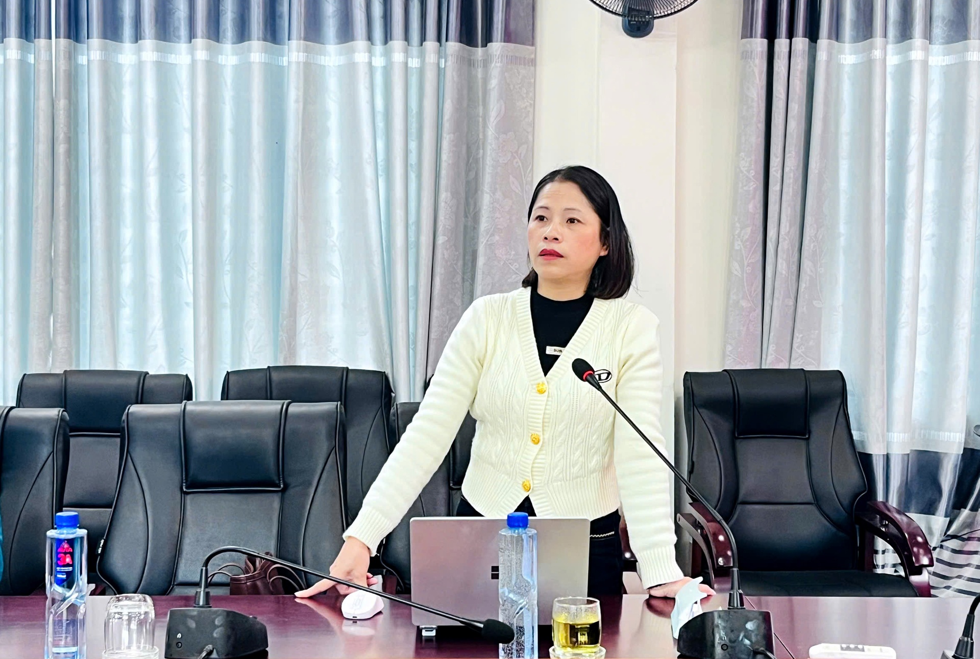 Đại biểu thảo luận tại cuộc họp.