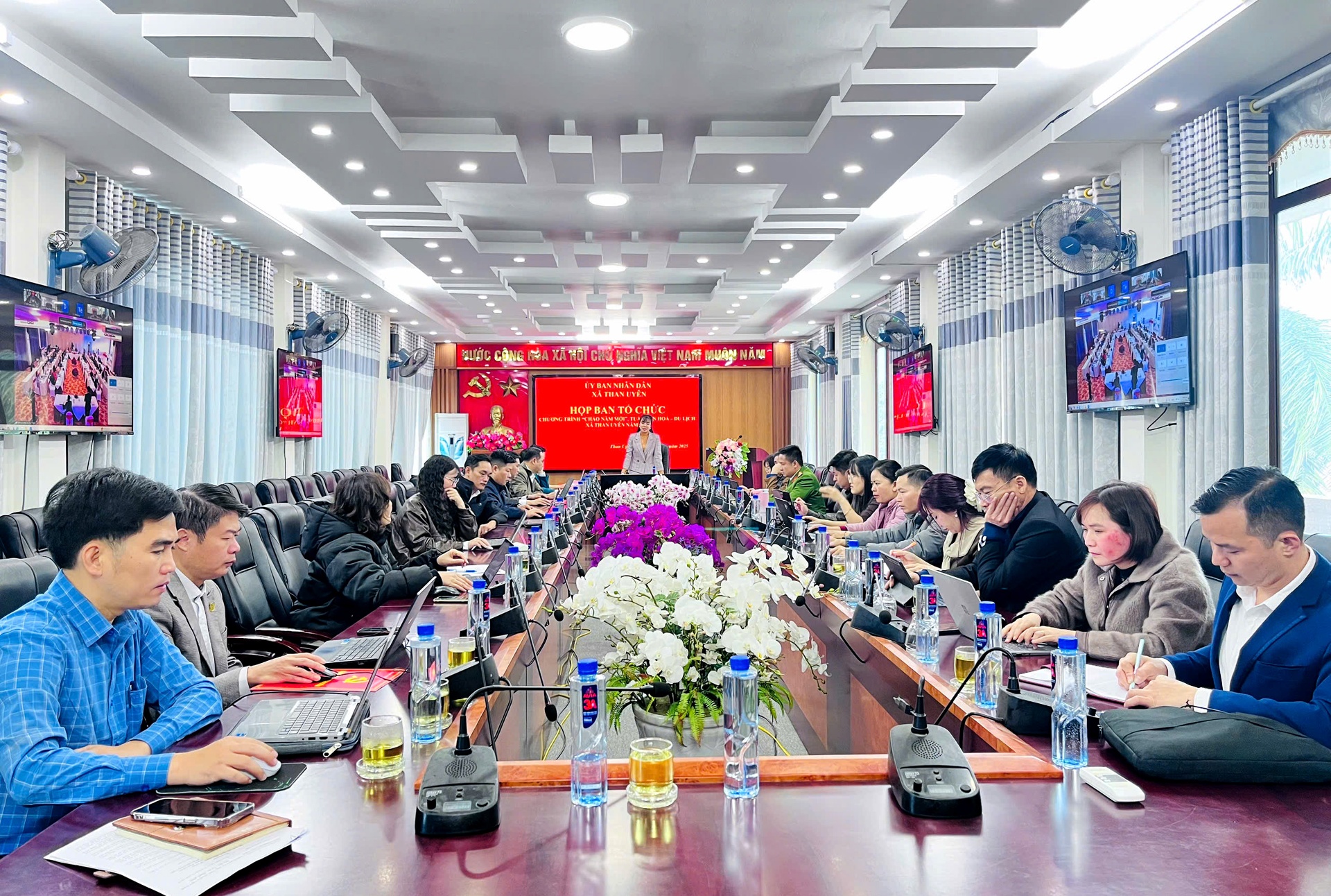 Quang cảnh cuộc họp.