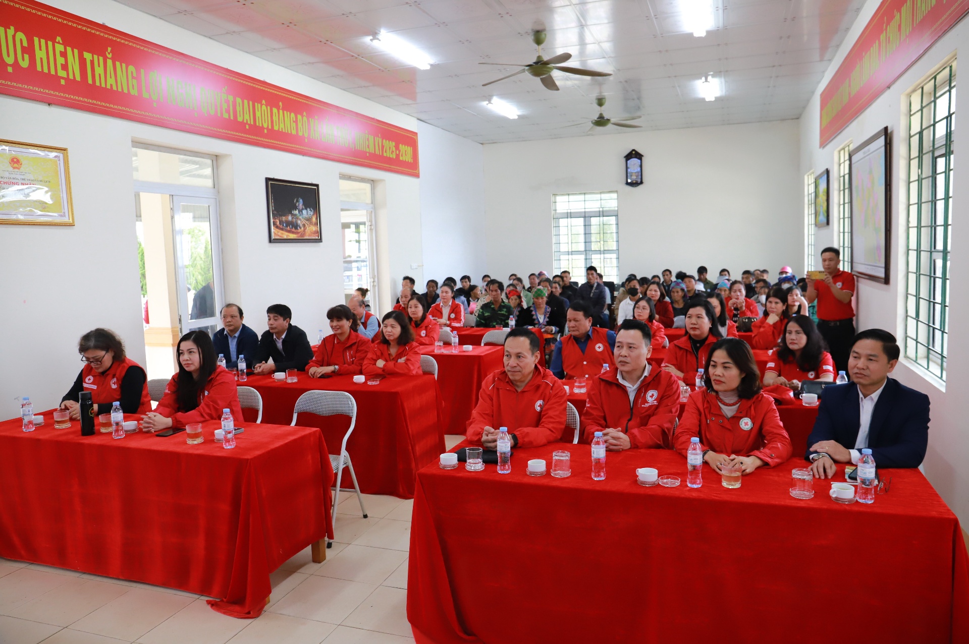 Các đại biểu dự chương trình.