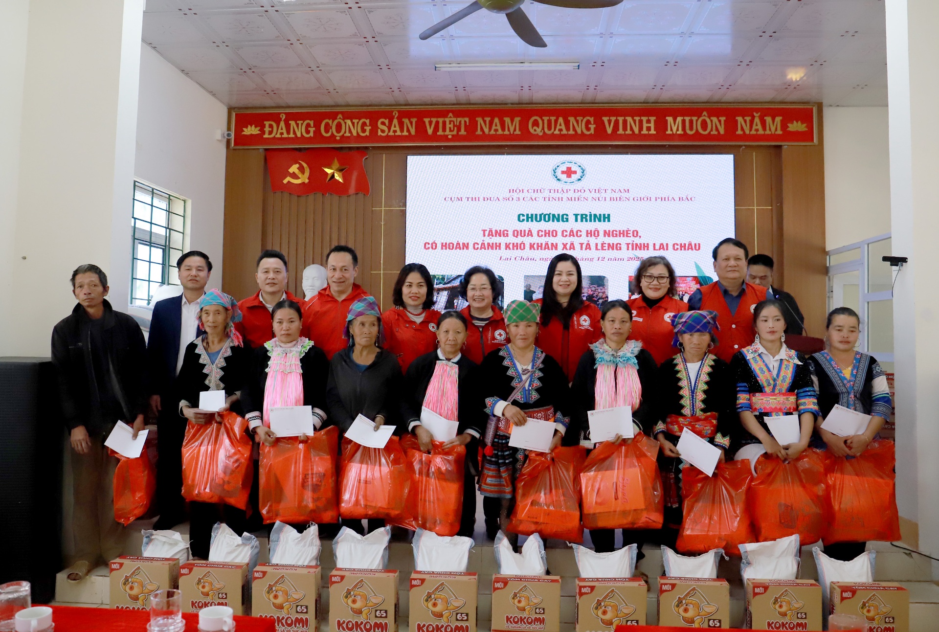 Đại diện lãnh đạo Hội Chữ thập đỏ Việt Nam cụm thi đua số 3 các tỉnh miền núi biên giới phía Bắc tặng quà cho người dân xã Tả Lèng. Đại diện lãnh đạo Hội Chữ thập đỏ Việt Nam cụm thi đua số 3 các tỉnh miền núi biên giới phía Bắc tặng quà cho người dân xã Tả Lèng.