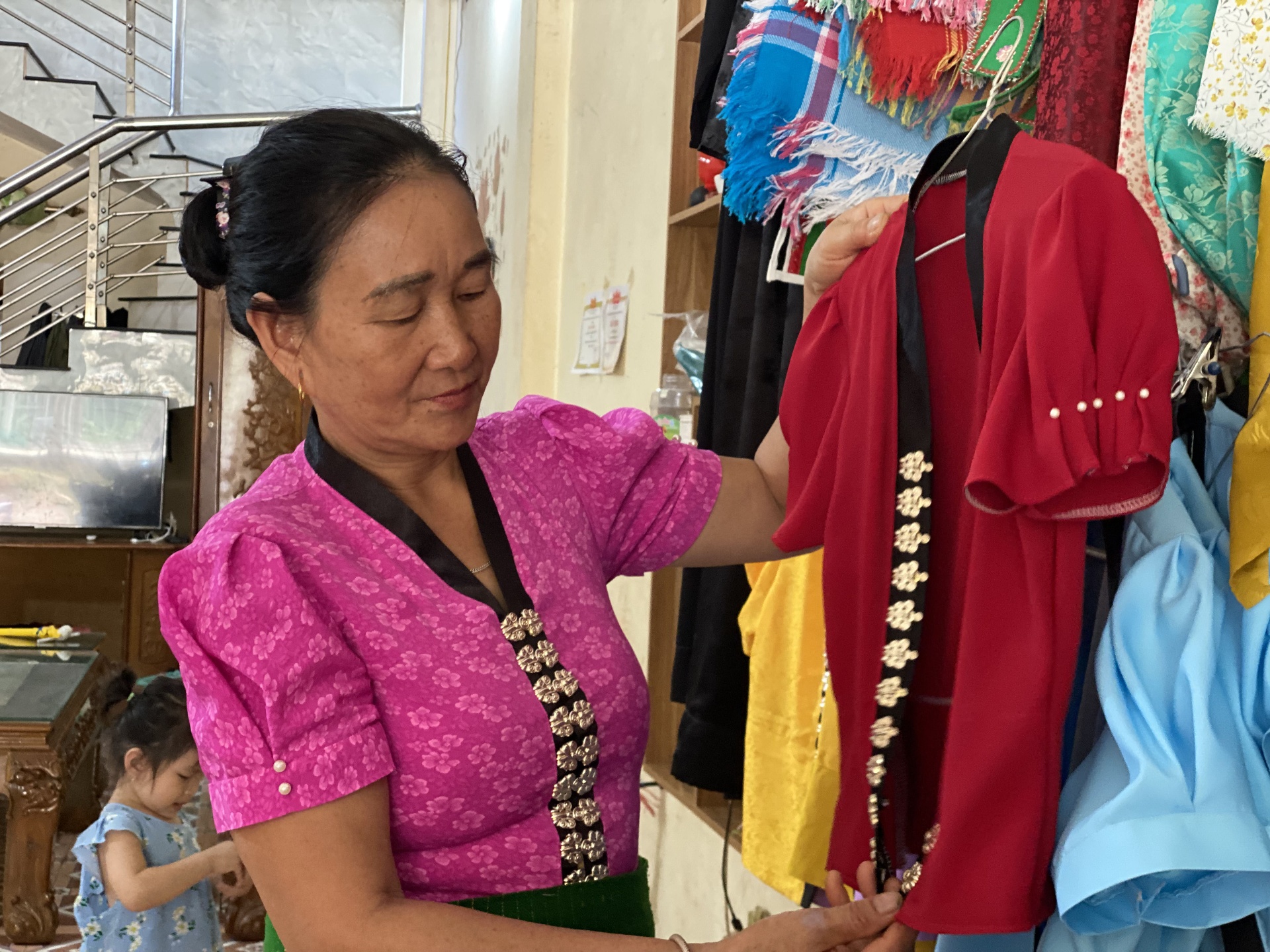 Bà Tống Thị Lý – người gìn giữ thêu may trang phục dân tộc Thái xã Mường Tè