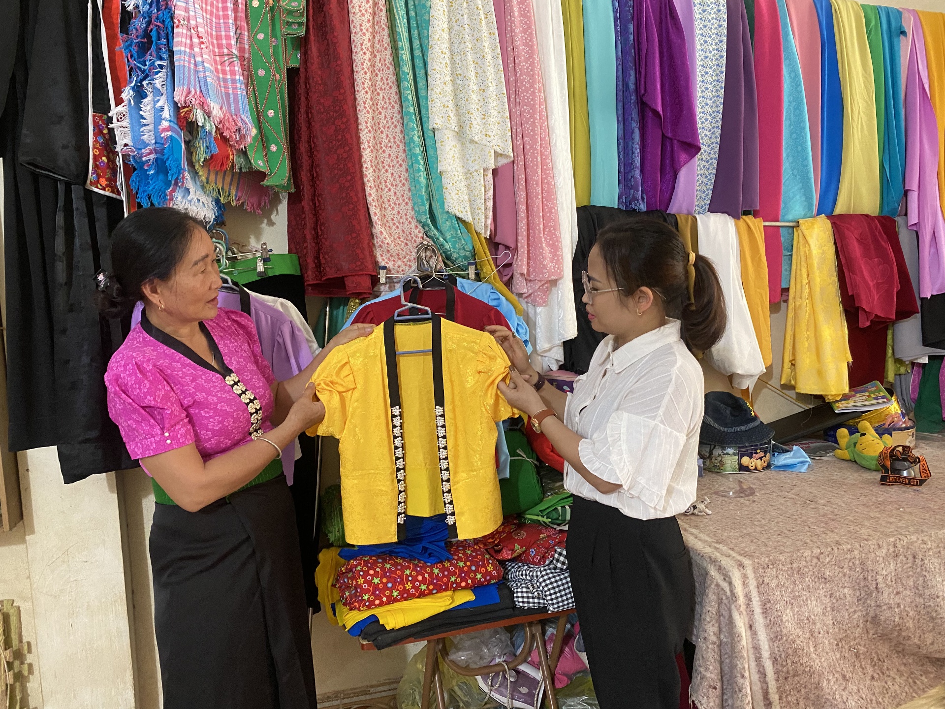 Bà Tống Thị Lý giới thiệu trang phục Thái cho khách hàng