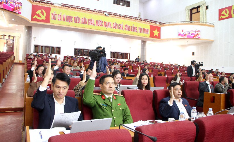 Tiếp tục thảo luận thông qua nghị quyết trình tại kỳ họp