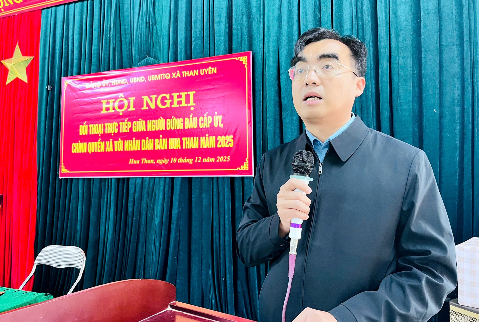 Đồng chí Phạm Hồng Thái - Bí thư Đảng ủy, Chủ tịch HĐND xã phát biểu kết luận hội nghị. 