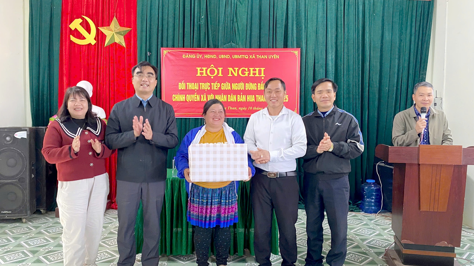 Lãnh đạo xã Than Uyên tặng quà cho nhân dân bản Hua Than. 