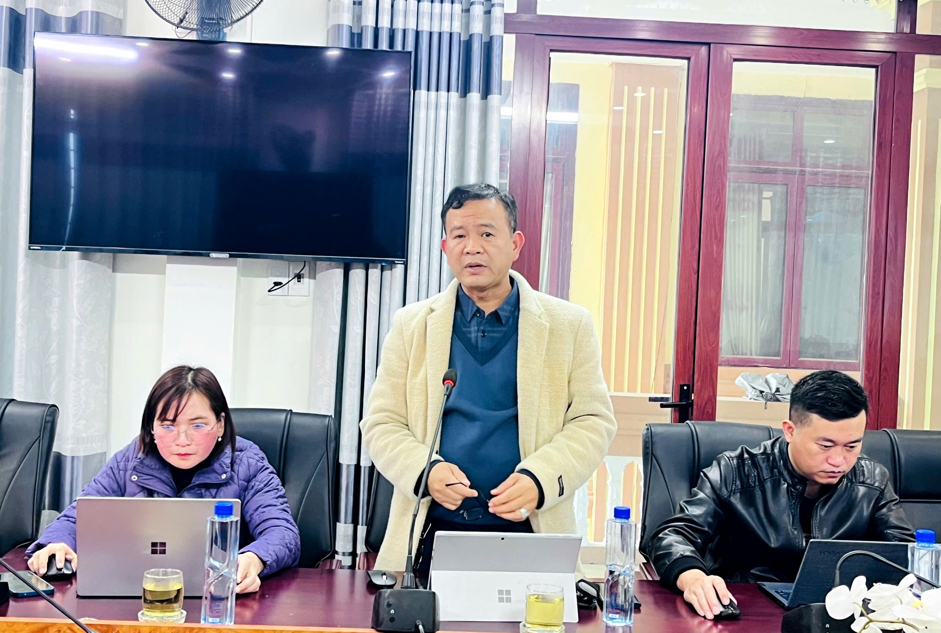 Đại biểu ý kiến tại hội nghị. Đại biểu ý kiến tại hội nghị.