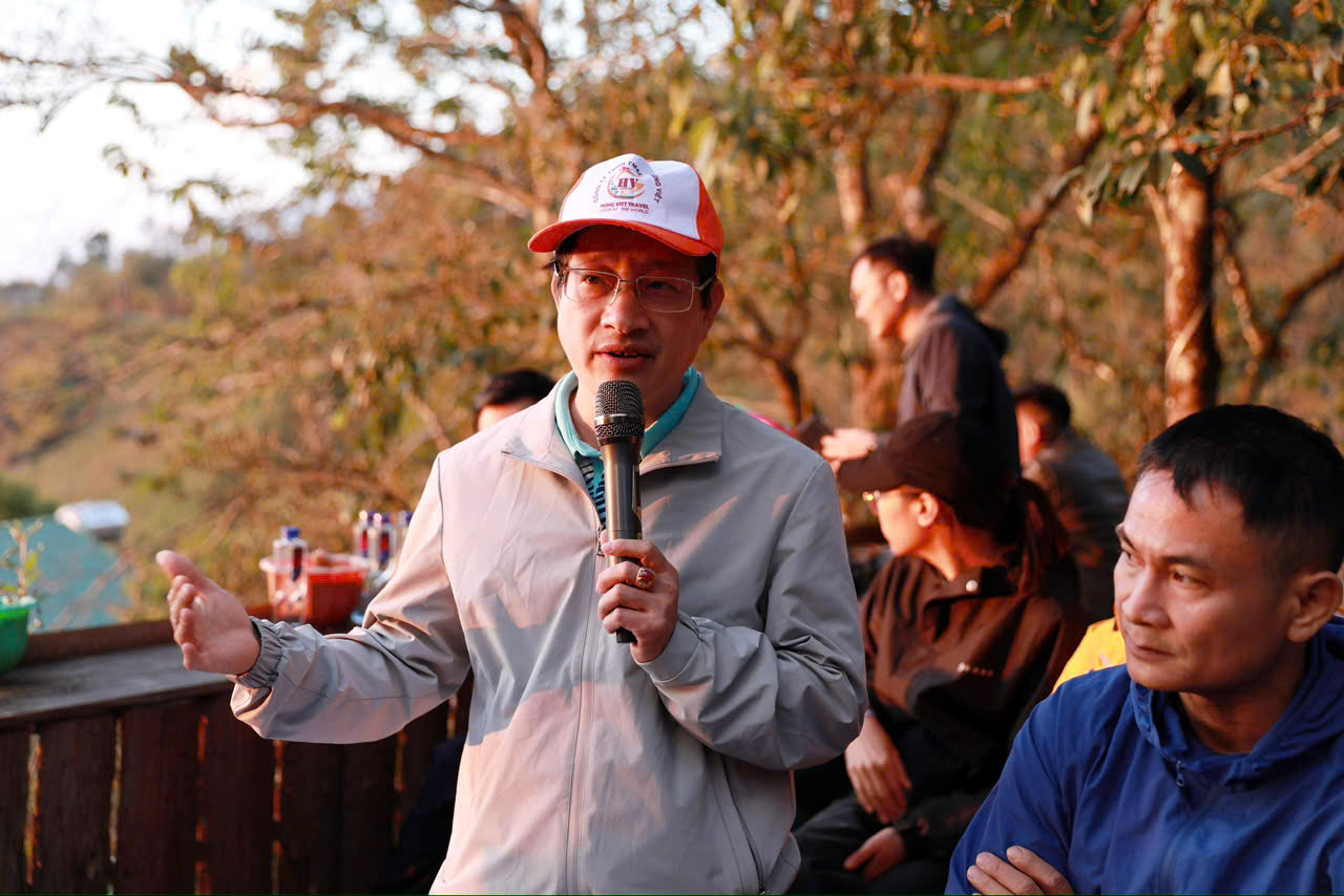 Công ty TNHH thuong mại và du lịch Hưng Việt trao đổi ý kiến