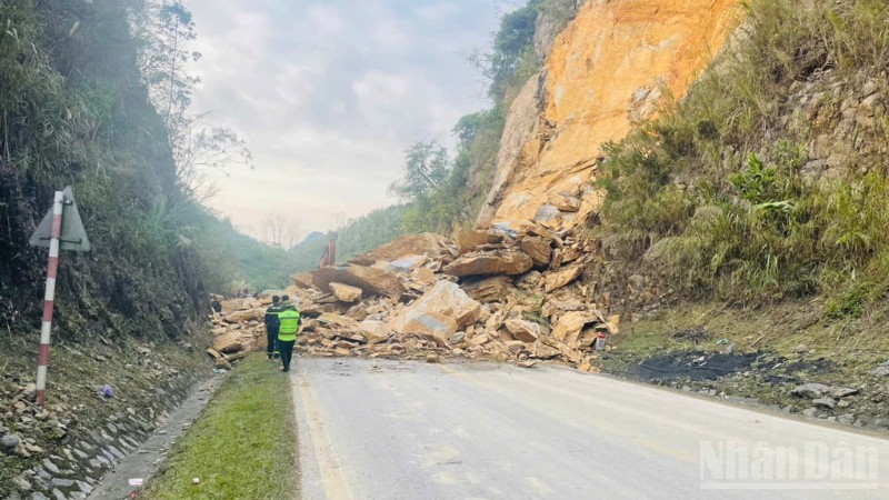 Huy động tối đa lực lượng khắc phục sạt lở Quốc lộ 6 tại Phú Thọ