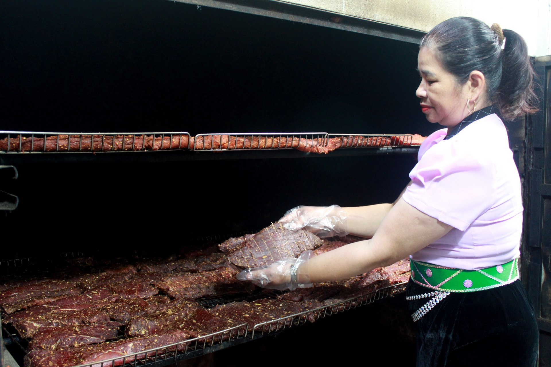 Bà Đèo Thị Diện, tổ dân phố số 7, phường Đoàn Kết chế biến thịt gác bếp, sản phẩm truyền thống được quảng bá, tiêu thụ hiệu quả qua các kênh trực tuyến.