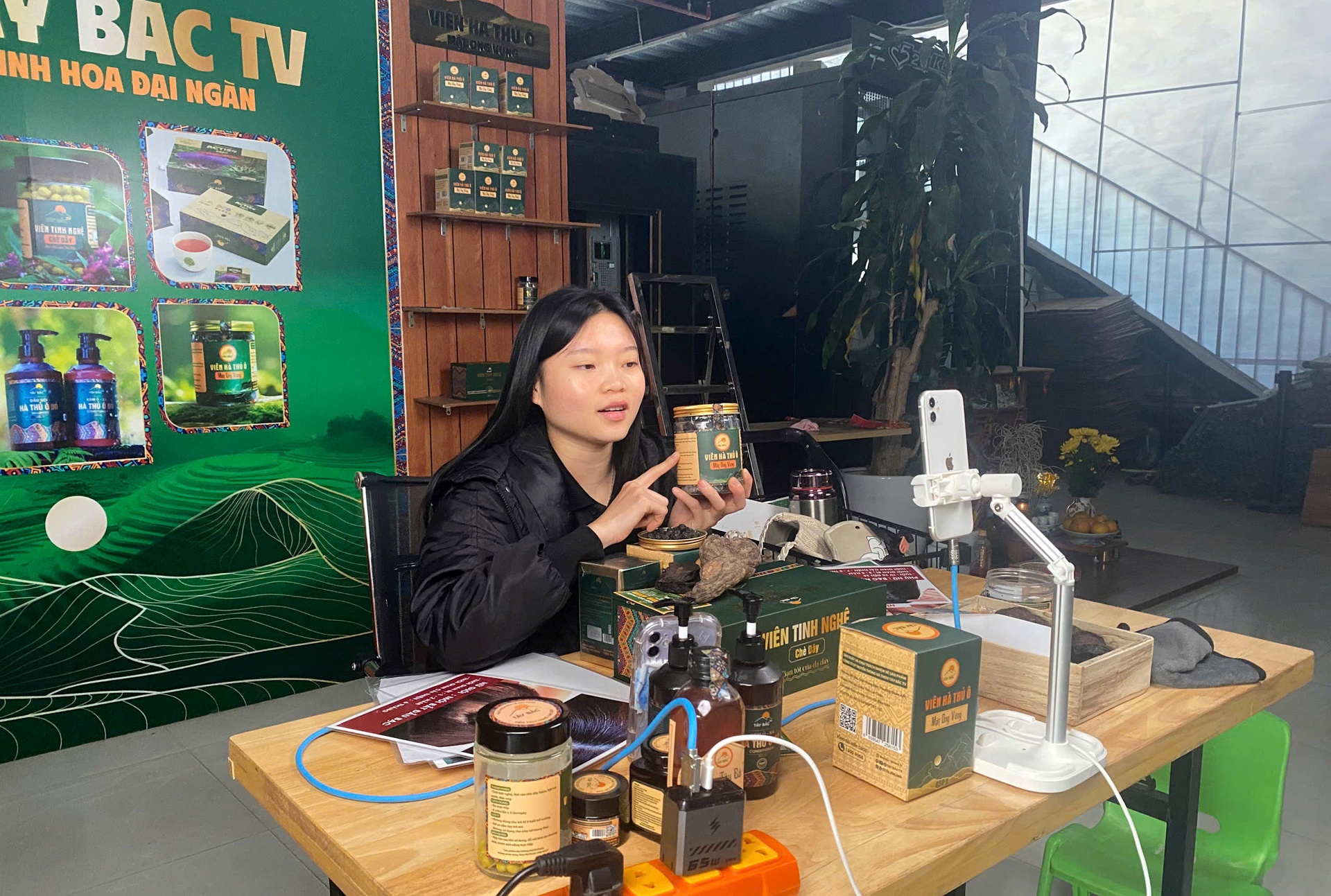 Phụ nữ Lai Châu ứng dụng mạng xã hội, livestream giới thiệu sản phẩm bản địa, góp phần mở rộng thị trường tiêu thụ.