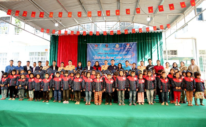 Chương trình tình nguyện mùa đông “Sưởi ấm tim em” năm 2025