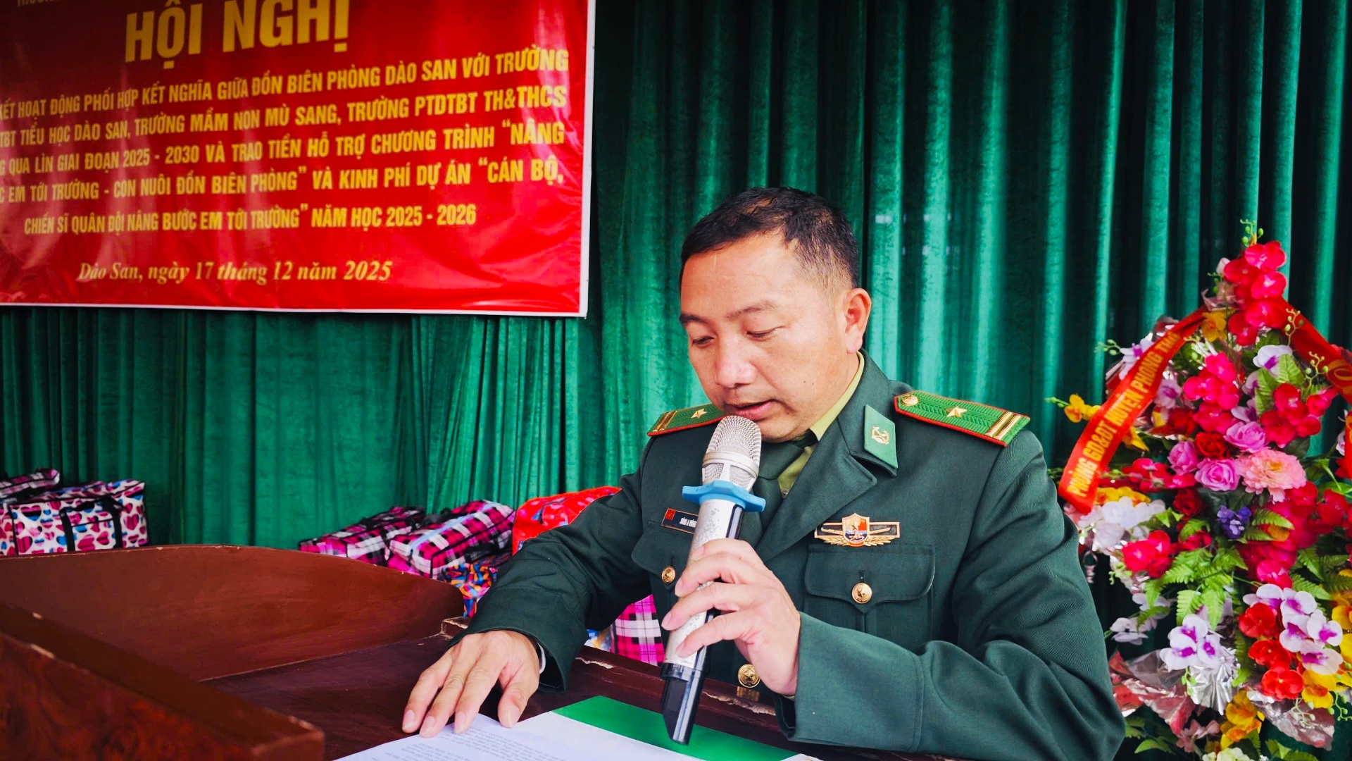 Đồng chí Thiếu tá Sùng A Hùng, Chính trị viên phó Đồn Biên phòng Dào San phát biểu tại Hội nghị