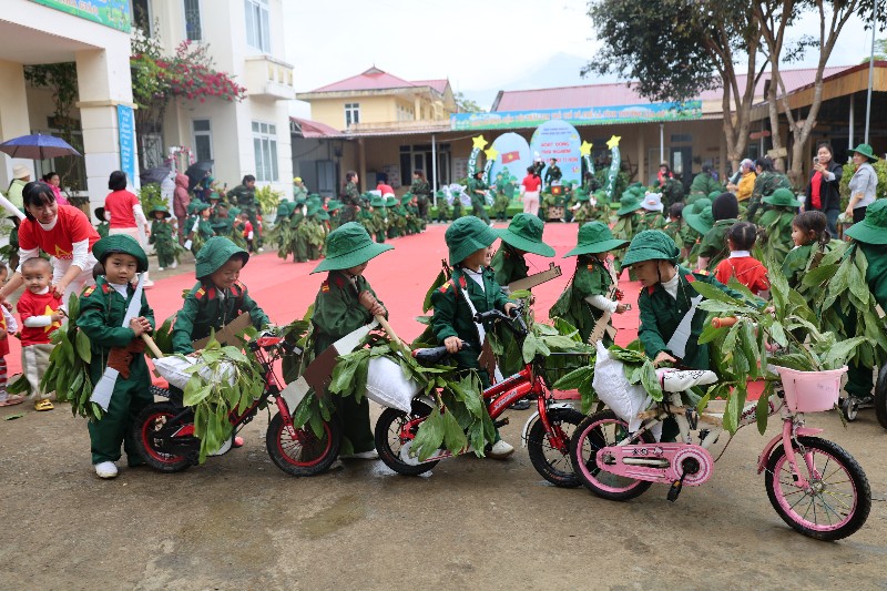 Hoạt động trải nghiệm “Chú bộ đội tí hon” 