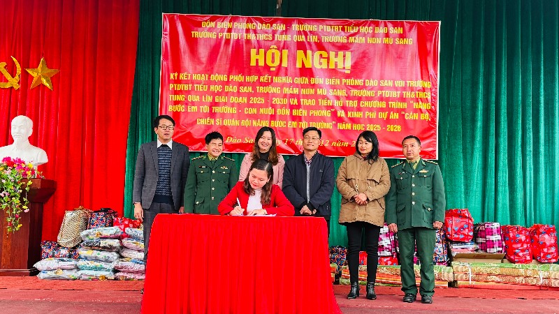 Ký kết hoạt động phối hợp kết nghĩa và trao quà cho học sinh