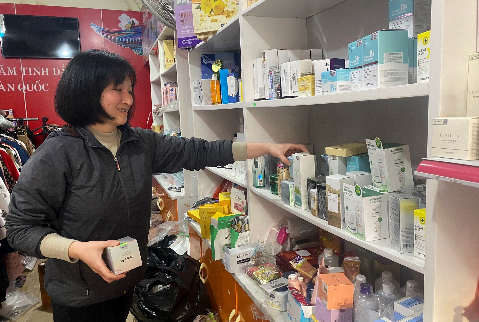 Công việc buôn bán bận rộn, chị Trần Thị Sâm (tổ dân phố 14, phường Tân Phong) thường lựa chọn mua sắm online để tiết kiệm thời gian.