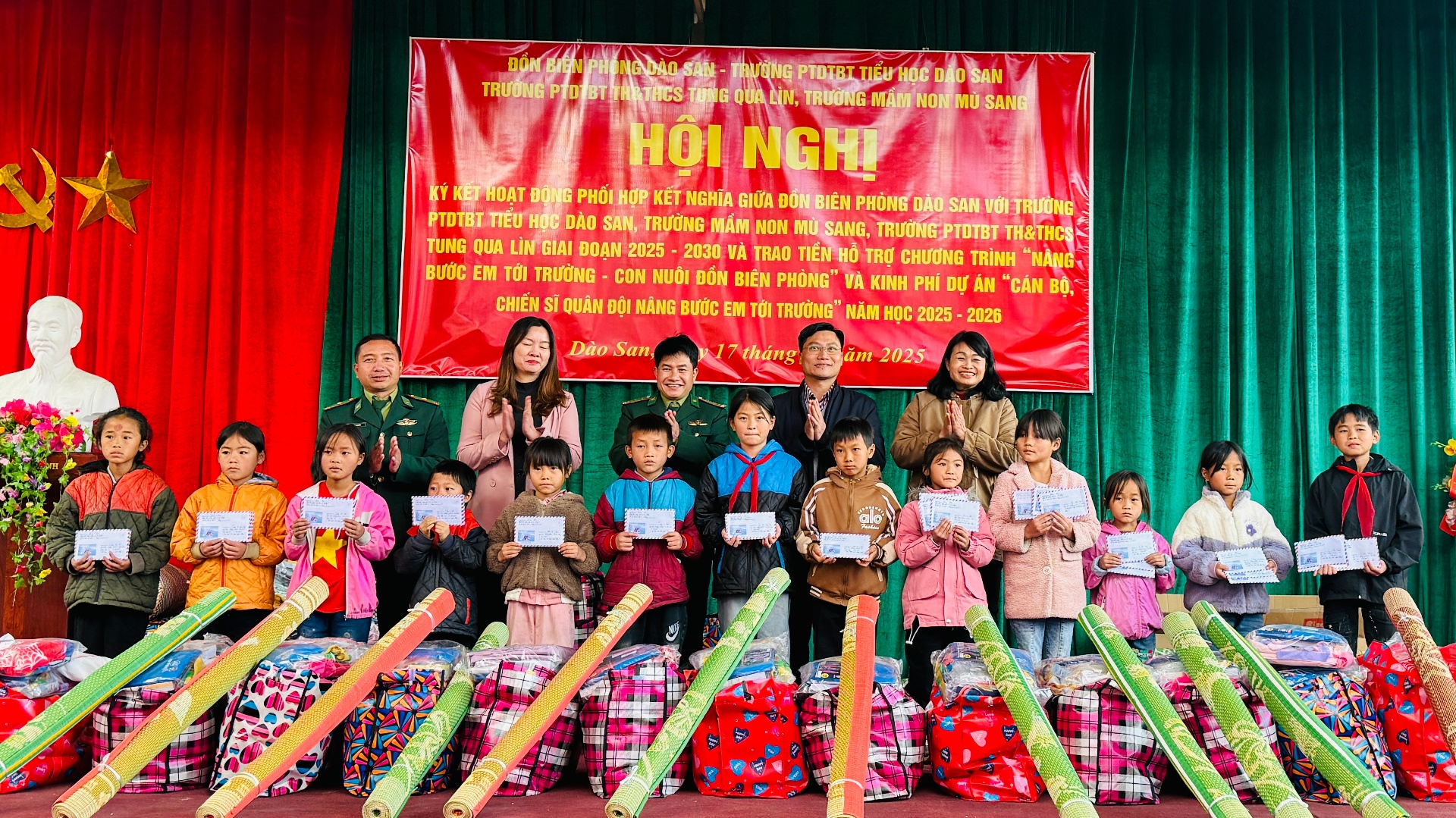 Trao hỗ trợ cho các cháu học sinh thuộc Chương trình “Nâng bước em tới trường – Con nuôi Đồn Biên phòng”