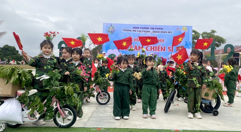 Chương trình trải nghiệm “Bé làm chiến sĩ”