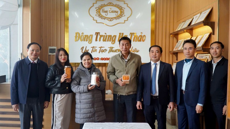 Bộ trưởng Bộ Nông nghiệp và Môi trường thăm Cơ sở Đông trùng hạ thảo Huy Cương