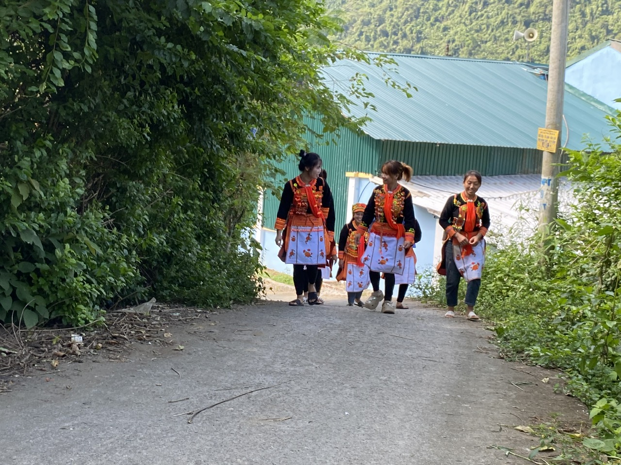 Được nhà nước hỗ trợ, đầu tư người dân bản Dền Thàng (xã Sin Suối Hồ) có đường bê-tông đi lại thuận lợi.