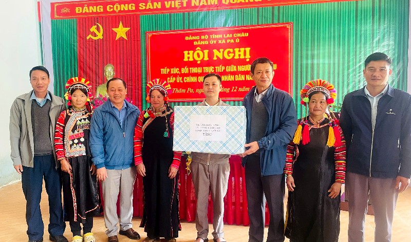 Lãnh đạo xã Pa Ủ đối thoại trực tiếp với nhân dân bản Thăm Pa