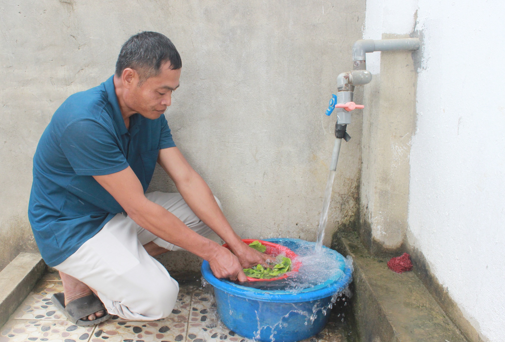 Nhờ được đầu tư nước sinh hoạt, nhiều hộ dân vùng dân tộc thiểu số trên địa bàn tỉnh có nước hợp vệ sinh sử dụng quanh năm.