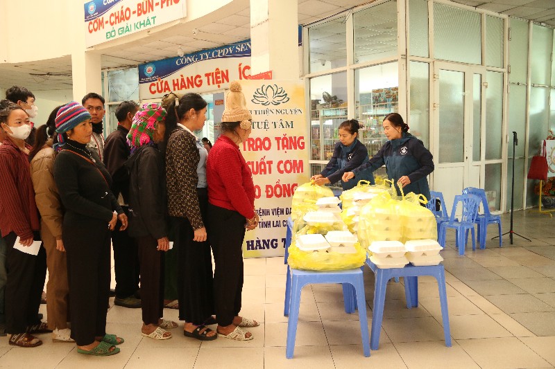 Lan tỏa yêu thương từ những suất cơm nghĩa tình