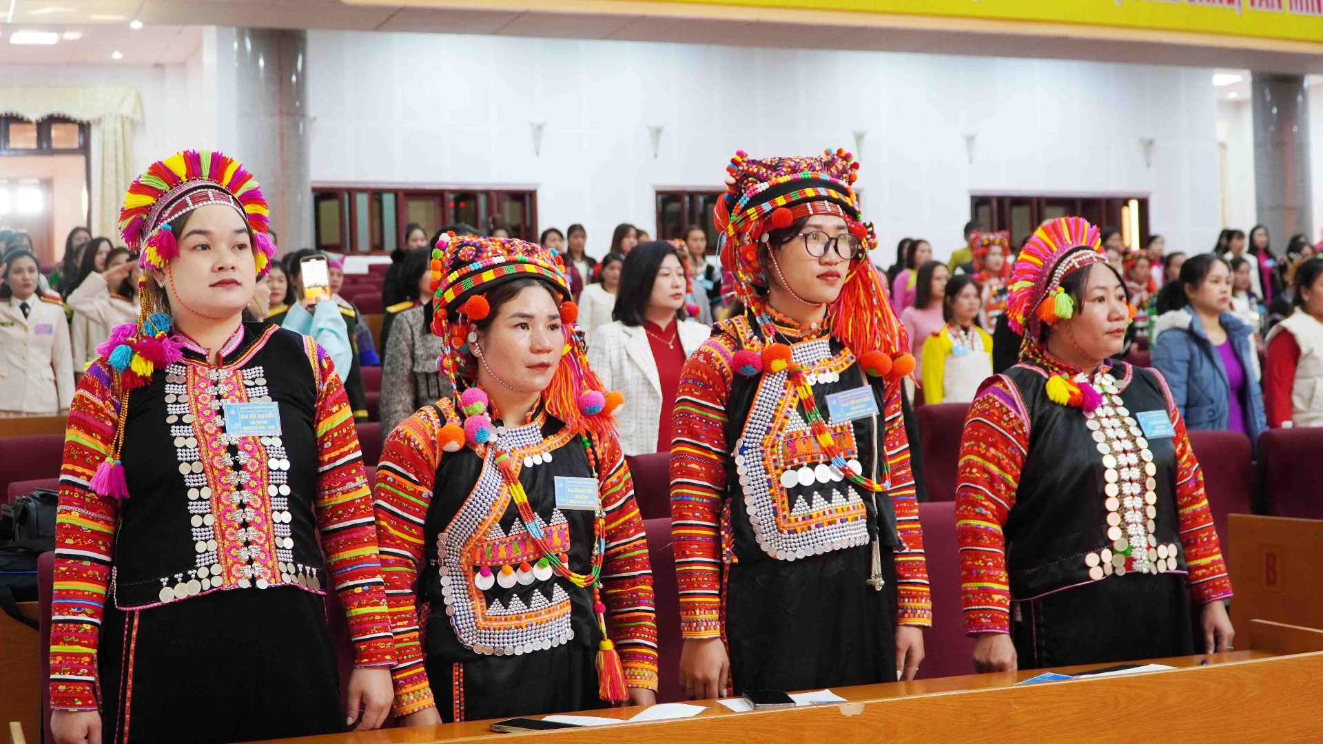 Các đại biểu thực hiện nghi thức chào cờ trươc khi tiến hành phiên làm việc thứ nhất.