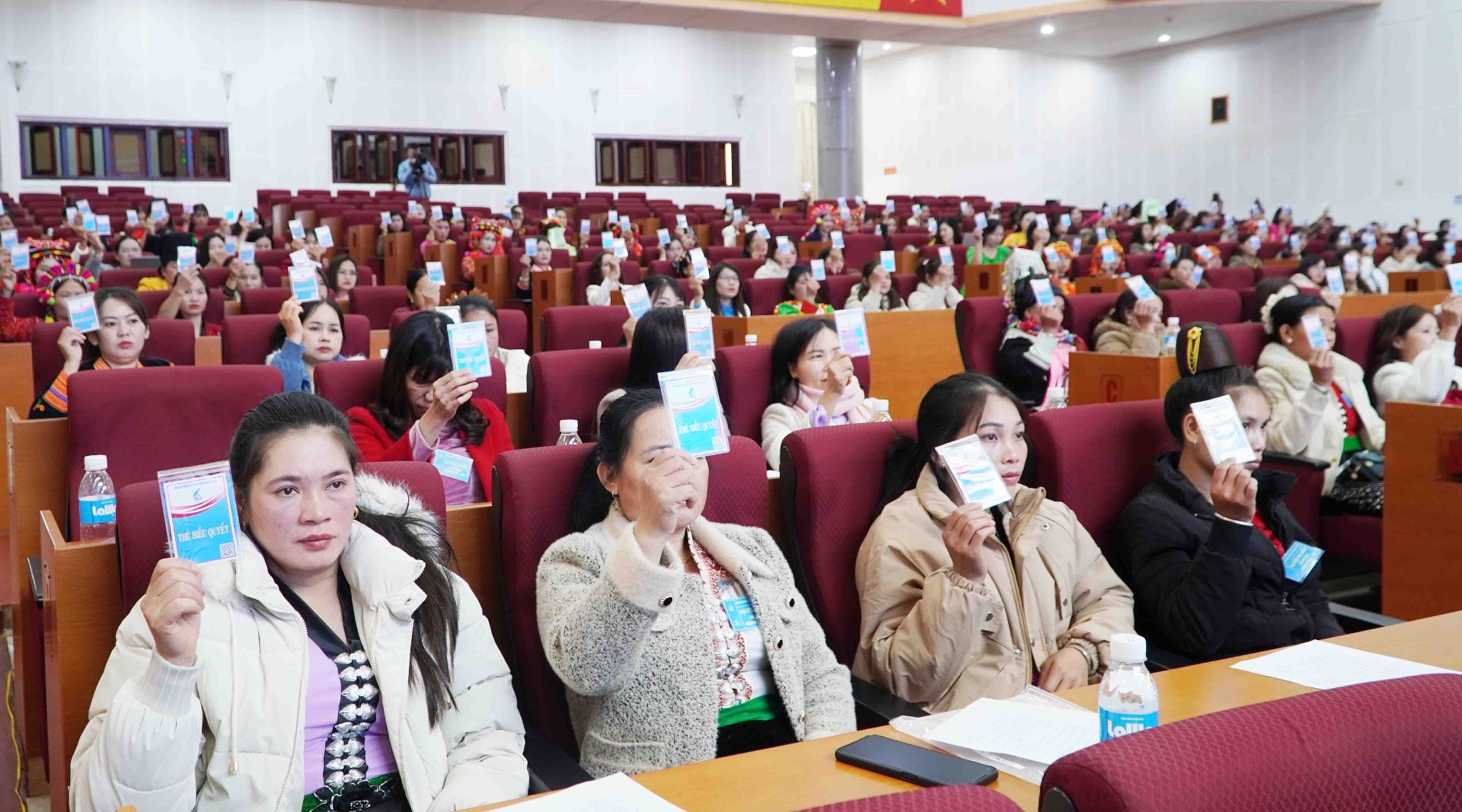 Các đại biểu biểu quyết bầu Ban chấp hành Hội Liên hiệp Phụ nữ tỉnh Lai Châu khóa XIII.