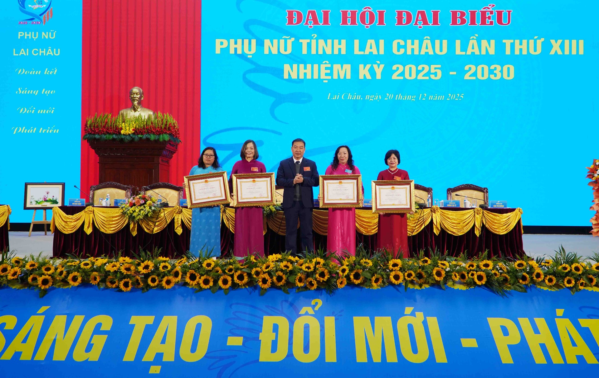 Thừa ủy quyền của Chủ tịch nước, đồng chí Tống Thanh Bình – Uỷ viên Ban Thường vụ, Phó Chủ tịch Thường trực Uỷ ban Mặt trận Tổ quốc Việt Nam tỉnh trao huân chương lao động hàng ba cho các cá nhân.