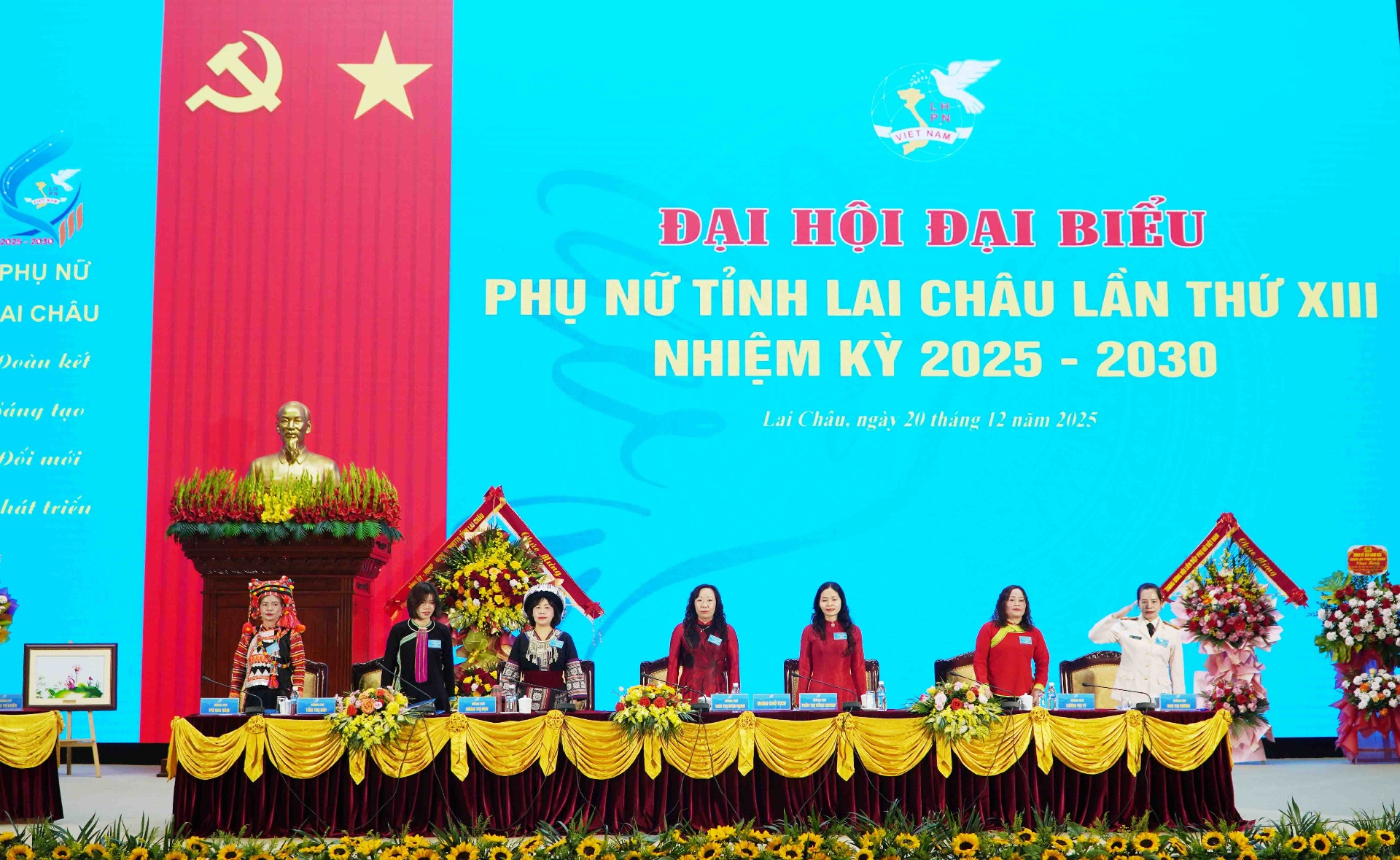 Đoàn chủ tịch điều hành đại hội.