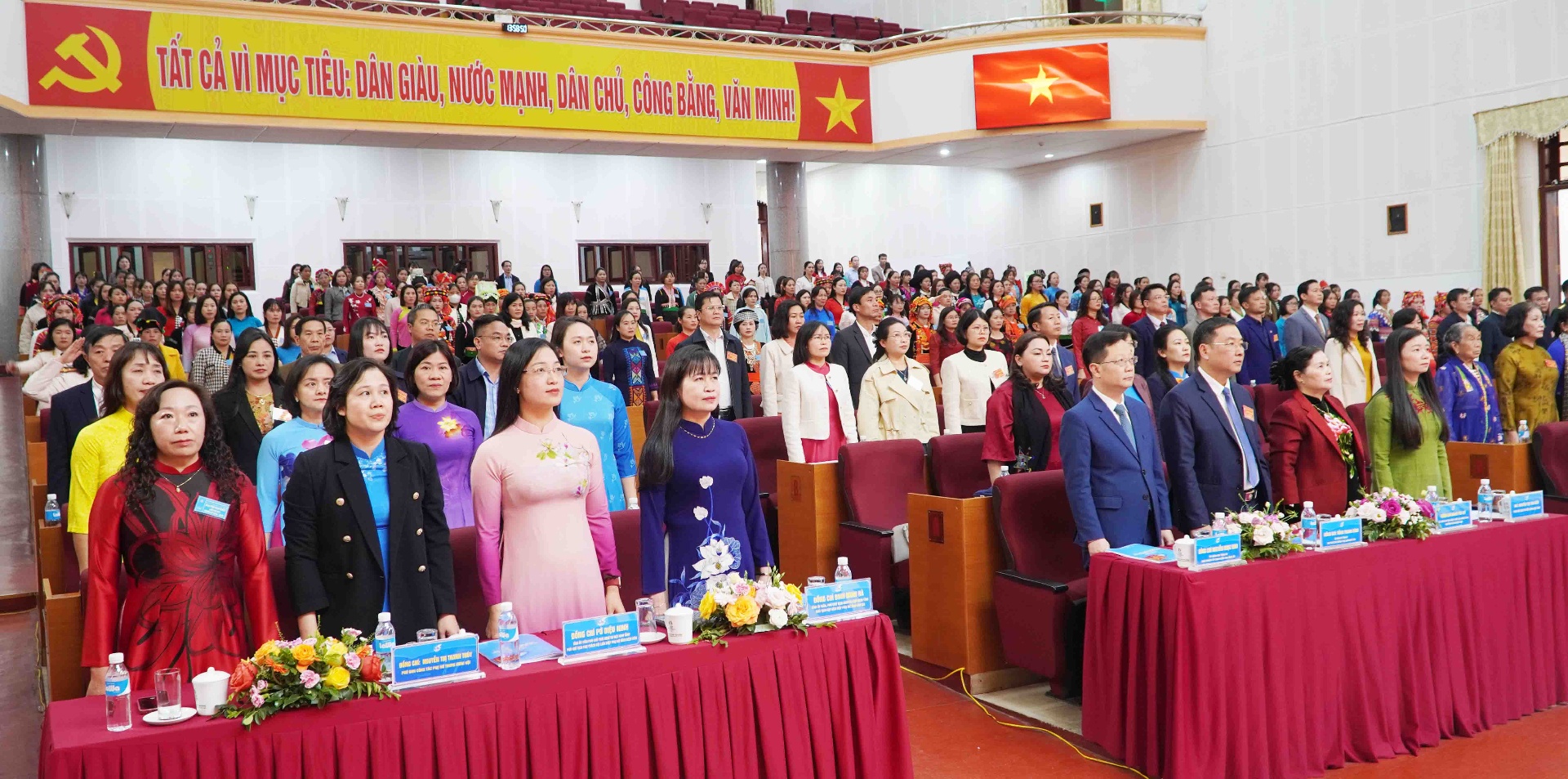 Các đại biểu thực hiện nghi thức chào cờ trước phiên làm việc thứ hai.