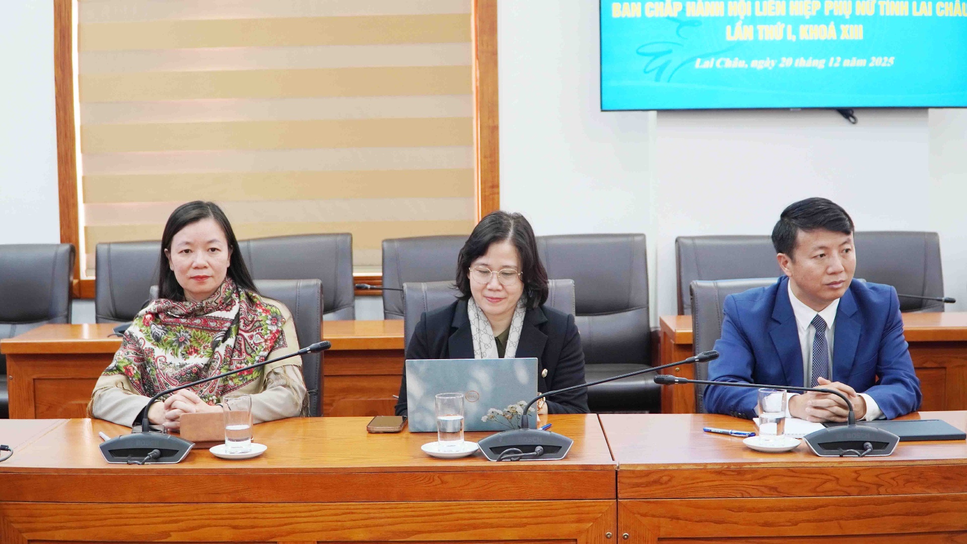 Đồng chí Nguyễn Thị Thu Hiền - Phó Chủ tịch Hội Liên hiệp Phụ nữ Việt Nam và các đại biểu dụ hội nghị.