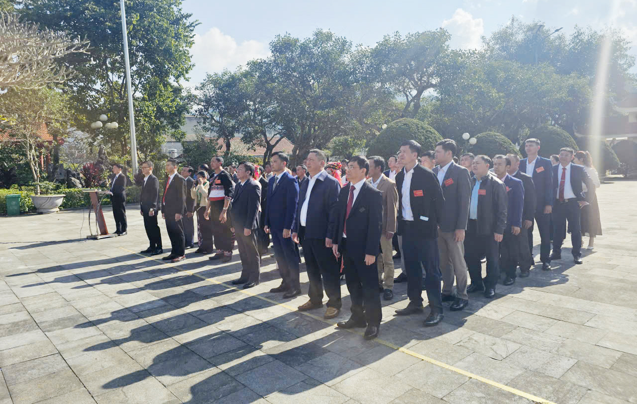 Đoàn đại biểu dự Đại hội Hội nông dân tỉnh đã tổ chức viếng Nghĩa trang Liệt sĩ tỉnh trước khi bước vào ngày làm việc thứ nhất.