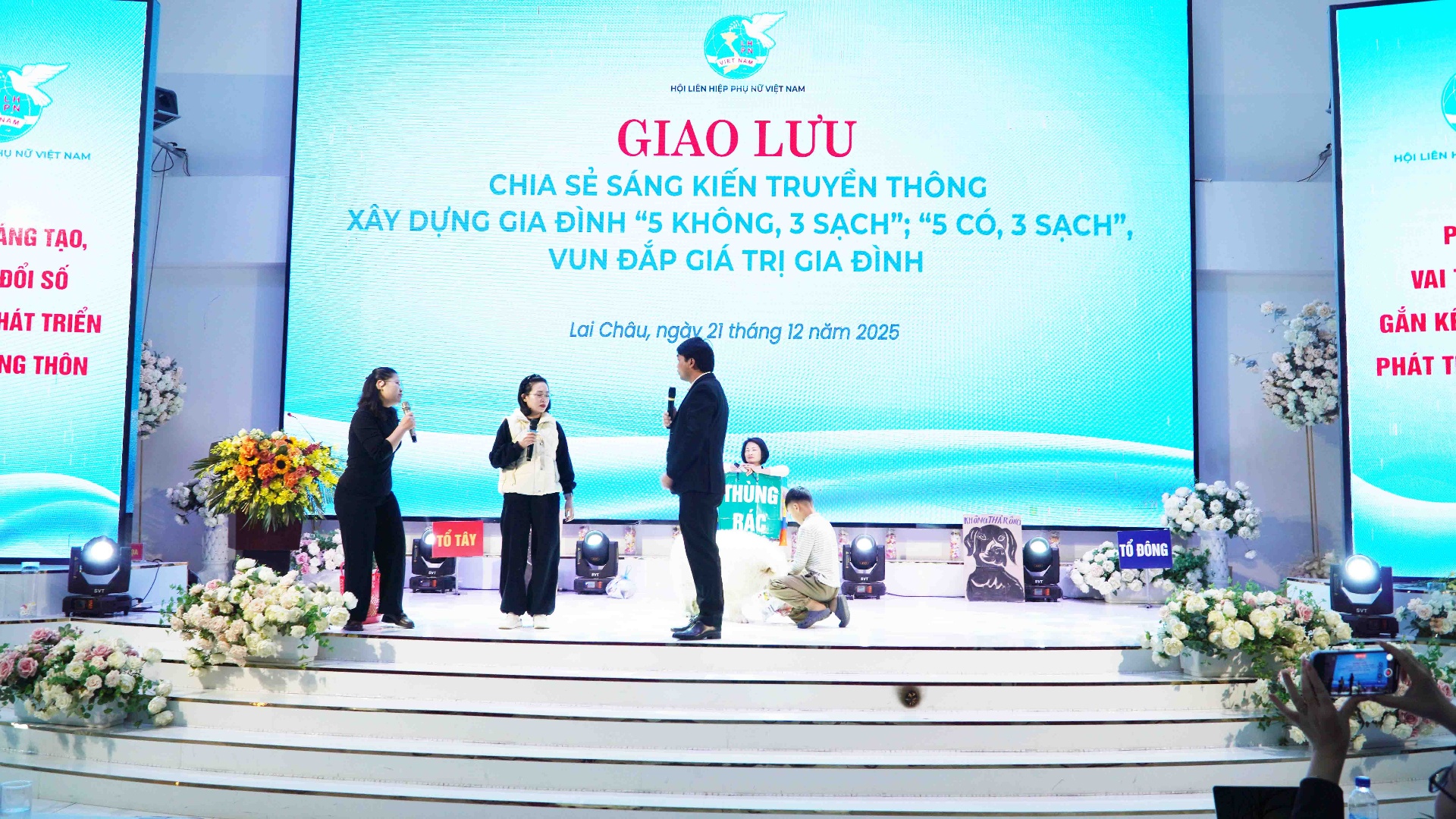 Tiểu phẩm Án mạng ngã ba rác được Chi hội Phụ nữ tổ dân phố số 11, phừng Đoàn Kết biểu diễn.