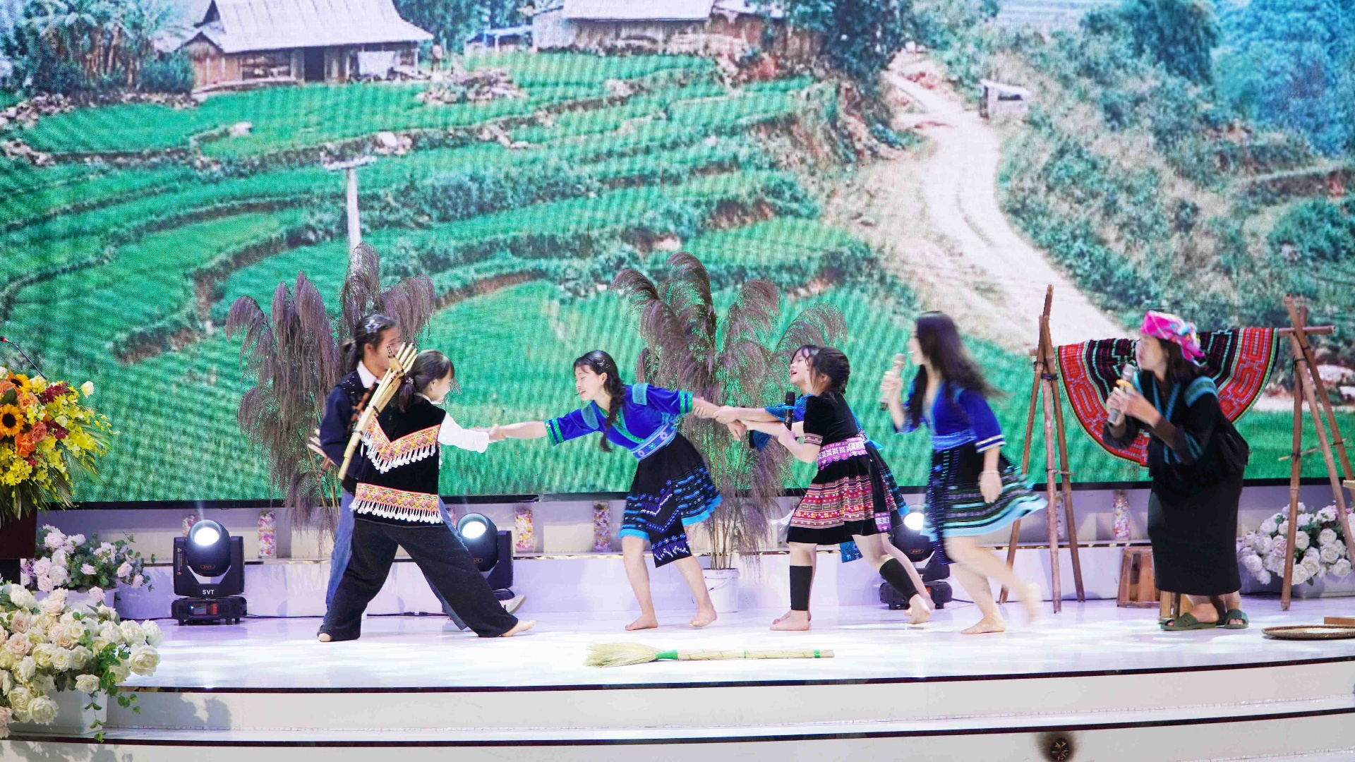 Tiểu phẩm Chuyện nhà A Páo và Mỷ được chi hội phụ nữ bản Gia Khâu, phường Đoàn Kết trình diễn tại buổi giao lưu.